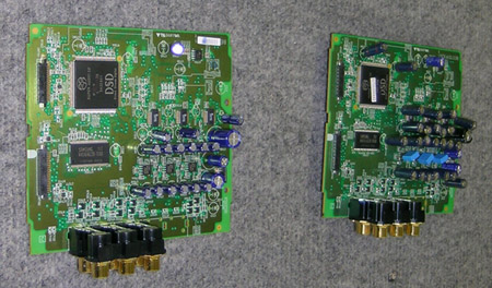 Links de originele DV6400, rechts de vM-versie; Klik voor een vergrote afbeelding